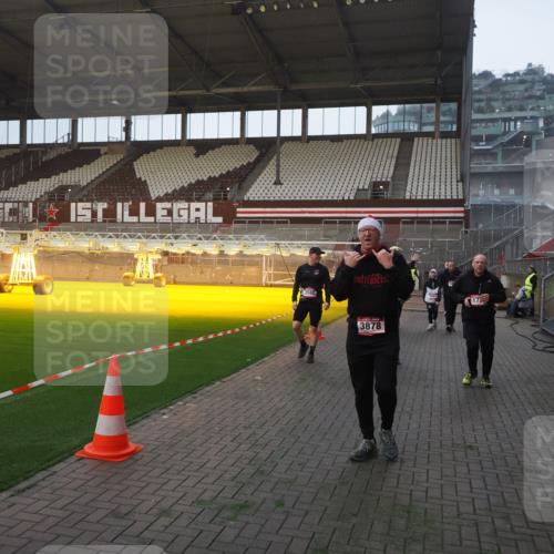 07.12.2025 - St. Pauli X-Mass-Run No. 15 Fabian Wolf http://msf.ph/oto/9370219 07.12.2025 10:01:40 Ziel 118, 393, 804, 959, 1294, 1724, 1760, 1859, 2167, 2681, 3187, 3580, 3582, 3629, 3878 meine-sportfotos.de