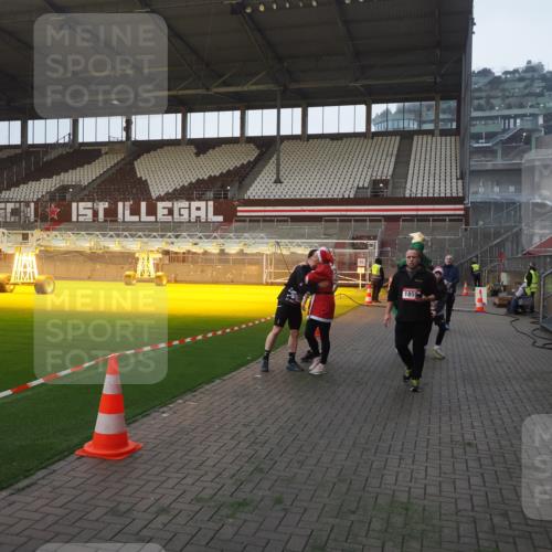 07.12.2025 - St. Pauli X-Mass-Run No. 15 Fabian Wolf http://msf.ph/oto/9370246 07.12.2025 10:01:44 Ziel 804, 959, 1724, 1859, 2167, 2681, 3187, 3580, 3582, 3629, 3878 meine-sportfotos.de