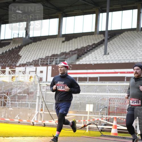07.12.2025 - St. Pauli X-Mass-Run No. 15 Patografie http://msf.ph/oto/9370250 07.12.2025 11:33:54 Ziel 229, 239, 2056, 2219, 3139, 3549, 3601, 3737, 3740, 4844 meine-sportfotos.de