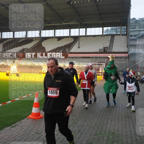 07.12.2025 - St. Pauli X-Mass-Run No. 15 Fabian Wolf http://msf.ph/oto/9370257 07.12.2025 10:01:47 Ziel 804, 959, 1724, 1859, 2167, 2681, 3580, 3582, 3629, 3878 meine-sportfotos.de