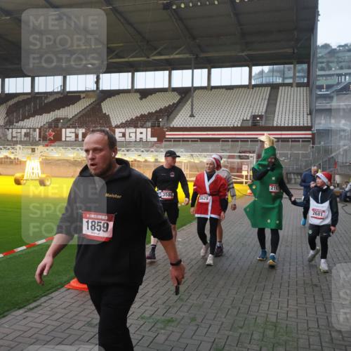 07.12.2025 - St. Pauli X-Mass-Run No. 15 Fabian Wolf http://msf.ph/oto/9370259 07.12.2025 10:01:48 Ziel 959, 1724, 1859, 2167, 2681, 3580, 3582, 3629 meine-sportfotos.de