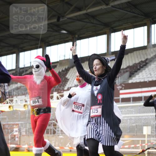 07.12.2025 - St. Pauli X-Mass-Run No. 15 Patografie http://msf.ph/oto/9370273 07.12.2025 11:34:09 Ziel 820, 825, 864, 869, 871, 1001, 1710, 1908, 2277, 2280, 2635, 3139, 3448, 3549 meine-sportfotos.de