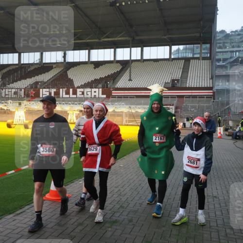 07.12.2025 - St. Pauli X-Mass-Run No. 15 Fabian Wolf http://msf.ph/oto/9370276 07.12.2025 10:01:50 Ziel 959, 1724, 1859, 2167, 2681, 3580, 3582, 3629 meine-sportfotos.de