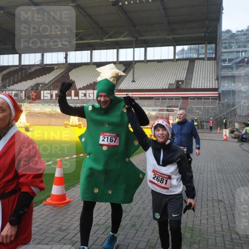 07.12.2025 - St. Pauli X-Mass-Run No. 15 Fabian Wolf http://msf.ph/oto/9370296 07.12.2025 10:01:52 Ziel 959, 1724, 1859, 2167, 2681 meine-sportfotos.de