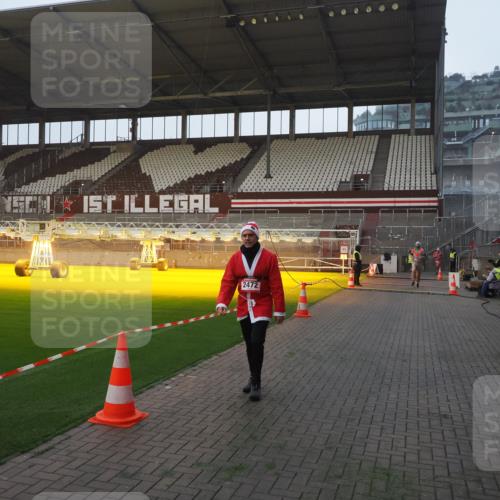 07.12.2025 - St. Pauli X-Mass-Run No. 15 Fabian Wolf http://msf.ph/oto/9370314 07.12.2025 10:02:06 Ziel 1934, 2472 meine-sportfotos.de