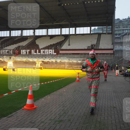 07.12.2025 - St. Pauli X-Mass-Run No. 15 Fabian Wolf http://msf.ph/oto/9370337 07.12.2025 10:02:12 Ziel 1934, 2472, 3944 meine-sportfotos.de