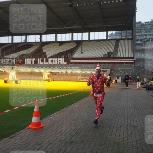 07.12.2025 - St. Pauli X-Mass-Run No. 15 Fabian Wolf http://msf.ph/oto/9370348 07.12.2025 10:02:14 Ziel 1934, 2472, 2923, 3944 meine-sportfotos.de