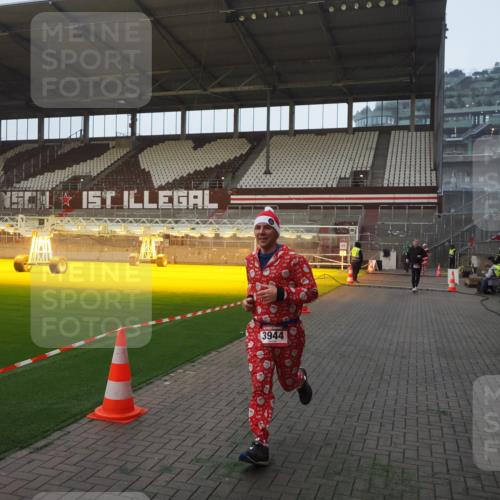 07.12.2025 - St. Pauli X-Mass-Run No. 15 Fabian Wolf http://msf.ph/oto/9370350 07.12.2025 10:02:15 Ziel 1934, 2472, 2923, 3944 meine-sportfotos.de