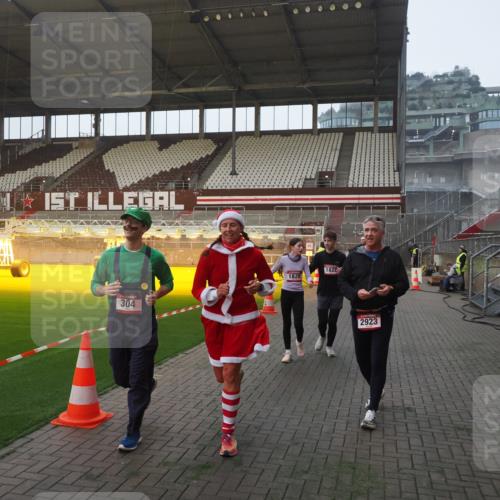 07.12.2025 - St. Pauli X-Mass-Run No. 15 Fabian Wolf http://msf.ph/oto/9370359 07.12.2025 10:02:26 Ziel 63, 304, 1105, 1828, 1829, 1934, 2604, 2923, 3944 meine-sportfotos.de