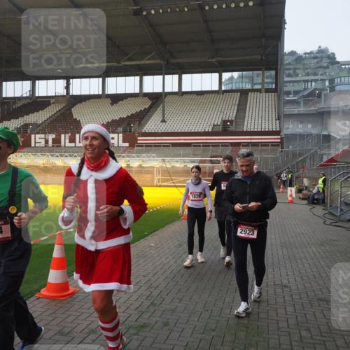 07.12.2025 - St. Pauli X-Mass-Run No. 15 Fabian Wolf http://msf.ph/oto/9370362 07.12.2025 10:02:26 Ziel 63, 304, 1105, 1828, 1829, 1934, 2604, 2923, 3944 meine-sportfotos.de