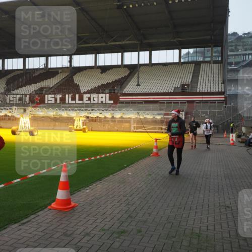07.12.2025 - St. Pauli X-Mass-Run No. 15 Fabian Wolf http://msf.ph/oto/9370387 07.12.2025 10:02:33 Ziel 63, 304, 1105, 1828, 1829, 2510, 2514, 2604, 2908, 2923 meine-sportfotos.de