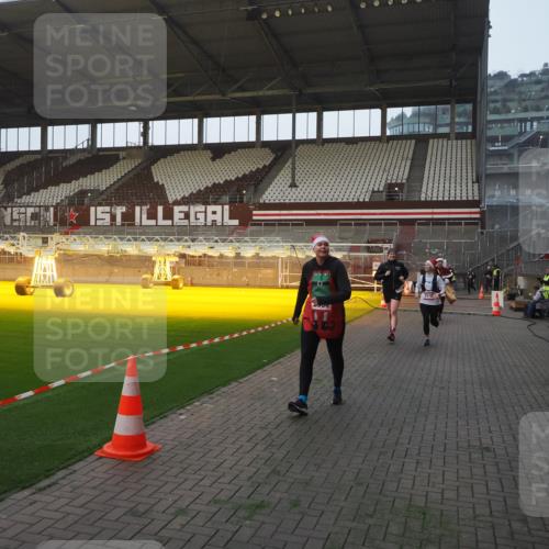 07.12.2025 - St. Pauli X-Mass-Run No. 15 Fabian Wolf http://msf.ph/oto/9370389 07.12.2025 10:02:34 Ziel 63, 304, 1105, 1828, 1829, 2510, 2514, 2604, 2908 meine-sportfotos.de