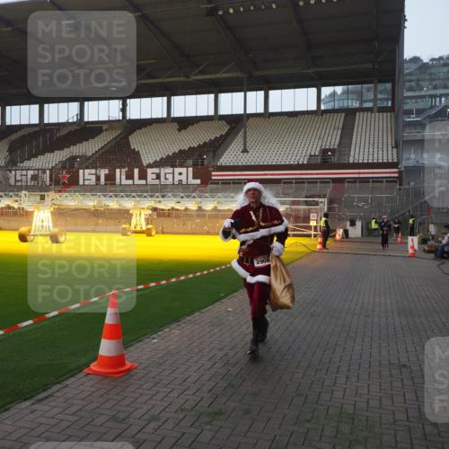 07.12.2025 - St. Pauli X-Mass-Run No. 15 Fabian Wolf http://msf.ph/oto/9370409 07.12.2025 10:02:39 Ziel 1105, 1828, 1829, 2510, 2514, 2604, 2780, 2781, 2908 meine-sportfotos.de