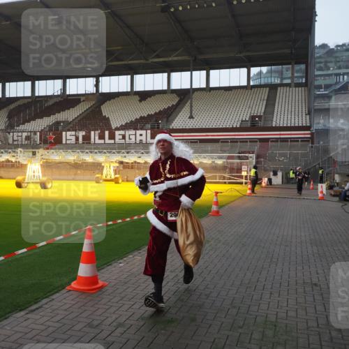 07.12.2025 - St. Pauli X-Mass-Run No. 15 Fabian Wolf http://msf.ph/oto/9370411 07.12.2025 10:02:39 Ziel 1105, 1828, 1829, 2510, 2514, 2604, 2780, 2781, 2908 meine-sportfotos.de