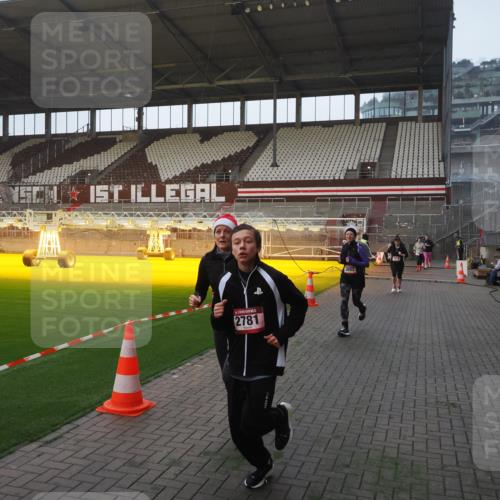 07.12.2025 - St. Pauli X-Mass-Run No. 15 Fabian Wolf http://msf.ph/oto/9370418 07.12.2025 10:02:45 Ziel 1105, 2510, 2514, 2780, 2781, 2908, 3518, 3892 meine-sportfotos.de