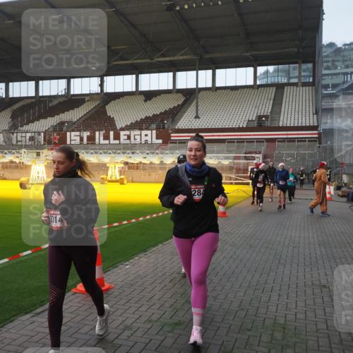 07.12.2025 - St. Pauli X-Mass-Run No. 15 Fabian Wolf http://msf.ph/oto/9370442 07.12.2025 10:02:56 Ziel 442, 443, 885, 918, 936, 943, 1314, 2505, 2780, 2781, 3284, 3417, 3518, 3892 meine-sportfotos.de