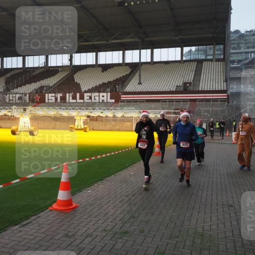 07.12.2025 - St. Pauli X-Mass-Run No. 15 Fabian Wolf http://msf.ph/oto/9370451 07.12.2025 10:02:58 Ziel 442, 443, 885, 918, 936, 943, 956, 1314, 2505, 2780, 2781, 3284, 3417, 3518, 3892 meine-sportfotos.de