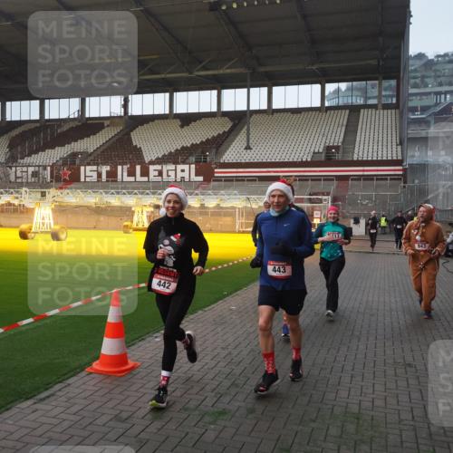 07.12.2025 - St. Pauli X-Mass-Run No. 15 Fabian Wolf http://msf.ph/oto/9370455 07.12.2025 10:02:59 Ziel 177, 442, 443, 885, 918, 936, 943, 956, 1314, 2505, 2780, 3284, 3417, 3518, 3892 meine-sportfotos.de