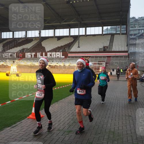 07.12.2025 - St. Pauli X-Mass-Run No. 15 Fabian Wolf http://msf.ph/oto/9370456 07.12.2025 10:02:59 Ziel 177, 442, 443, 885, 918, 936, 943, 956, 1314, 2505, 2780, 3284, 3417, 3518, 3892 meine-sportfotos.de