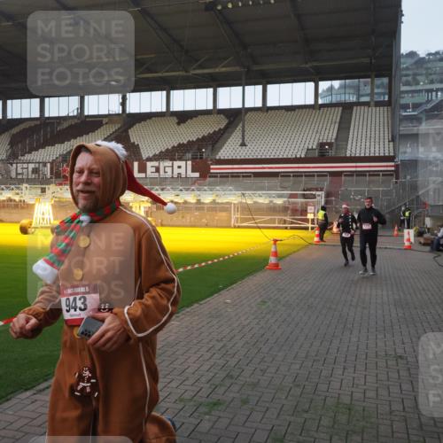 07.12.2025 - St. Pauli X-Mass-Run No. 15 Fabian Wolf http://msf.ph/oto/9370468 07.12.2025 10:03:02 Ziel 177, 442, 443, 885, 918, 936, 943, 956, 1314, 2505, 3284, 3417, 3518 meine-sportfotos.de