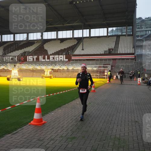 07.12.2025 - St. Pauli X-Mass-Run No. 15 Fabian Wolf http://msf.ph/oto/9370478 07.12.2025 10:03:05 Ziel 177, 442, 443, 885, 918, 936, 943, 956, 1118, 1314, 2505, 3284, 3417 meine-sportfotos.de