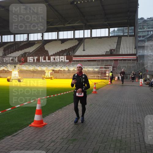 07.12.2025 - St. Pauli X-Mass-Run No. 15 Fabian Wolf http://msf.ph/oto/9370479 07.12.2025 10:03:05 Ziel 177, 442, 443, 885, 918, 936, 943, 956, 1118, 1314, 2505, 3284, 3417 meine-sportfotos.de