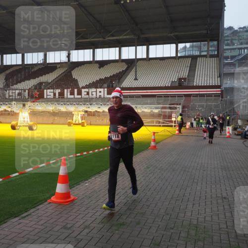 07.12.2025 - St. Pauli X-Mass-Run No. 15 Fabian Wolf http://msf.ph/oto/9370486 07.12.2025 10:03:10 Ziel 177, 442, 443, 460, 936, 943, 956, 963, 965, 1118, 1594, 2505, 2682, 3417 meine-sportfotos.de