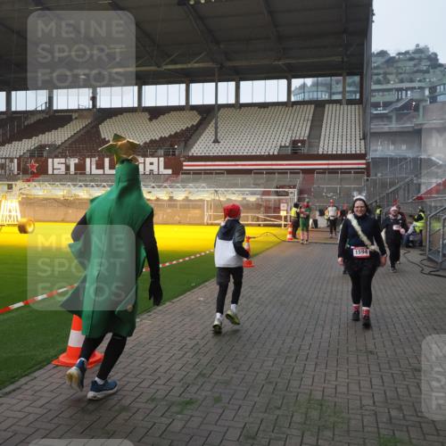 07.12.2025 - St. Pauli X-Mass-Run No. 15 Fabian Wolf http://msf.ph/oto/9370491 07.12.2025 10:03:15 Ziel 177, 460, 956, 963, 965, 1118, 1594, 2682, 2973, 2975 meine-sportfotos.de