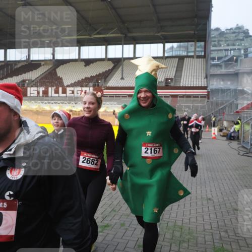07.12.2025 - St. Pauli X-Mass-Run No. 15 Fabian Wolf http://msf.ph/oto/9370524 07.12.2025 10:03:25 Ziel 460, 963, 965, 984, 1484, 1486, 1594, 2682, 2973, 2975, 4193, 4239 meine-sportfotos.de