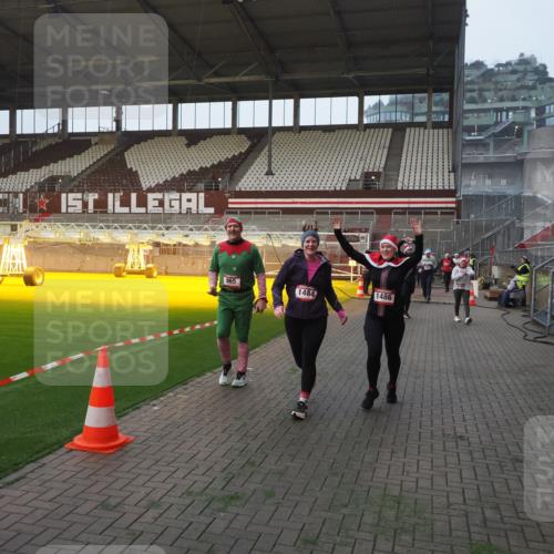 07.12.2025 - St. Pauli X-Mass-Run No. 15 Fabian Wolf http://msf.ph/oto/9370530 07.12.2025 10:03:27 Ziel 358, 460, 963, 965, 984, 1484, 1486, 1888, 2682, 2973, 2975, 4193, 4239 meine-sportfotos.de