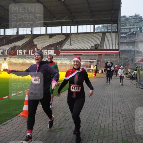 07.12.2025 - St. Pauli X-Mass-Run No. 15 Fabian Wolf http://msf.ph/oto/9370535 07.12.2025 10:03:28 Ziel 358, 460, 963, 965, 984, 1484, 1486, 1888, 2682, 2973, 2975, 4193, 4239 meine-sportfotos.de