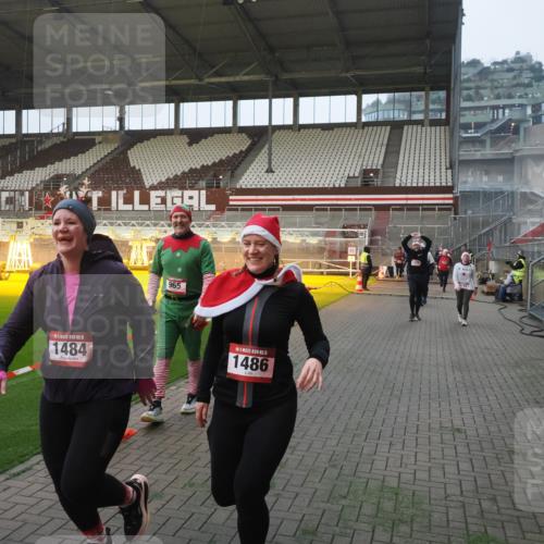 07.12.2025 - St. Pauli X-Mass-Run No. 15 Fabian Wolf http://msf.ph/oto/9370536 07.12.2025 10:03:28 Ziel 358, 460, 963, 965, 984, 1484, 1486, 1888, 2682, 2973, 2975, 4193, 4239 meine-sportfotos.de