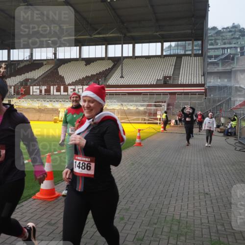 07.12.2025 - St. Pauli X-Mass-Run No. 15 Fabian Wolf http://msf.ph/oto/9370537 07.12.2025 10:03:28 Ziel 358, 460, 963, 965, 984, 1484, 1486, 1888, 2682, 2973, 2975, 4193, 4239 meine-sportfotos.de