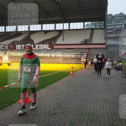 07.12.2025 - St. Pauli X-Mass-Run No. 15 Fabian Wolf http://msf.ph/oto/9370540 07.12.2025 10:03:29 Ziel 358, 460, 965, 984, 1023, 1484, 1486, 1888, 2682, 2973, 2975, 4193, 4239 meine-sportfotos.de