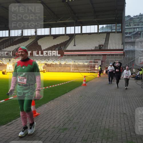 07.12.2025 - St. Pauli X-Mass-Run No. 15 Fabian Wolf http://msf.ph/oto/9370542 07.12.2025 10:03:29 Ziel 358, 460, 965, 984, 1023, 1484, 1486, 1888, 2682, 2973, 2975, 4193, 4239 meine-sportfotos.de