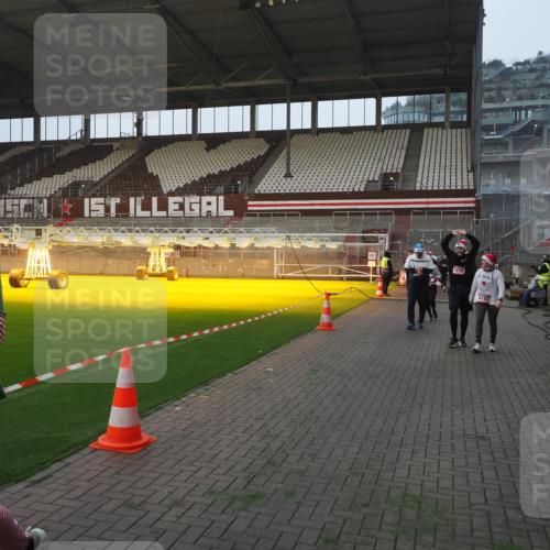 07.12.2025 - St. Pauli X-Mass-Run No. 15 Fabian Wolf http://msf.ph/oto/9370545 07.12.2025 10:03:30 Ziel 358, 940, 965, 984, 1023, 1484, 1486, 1888, 2973, 2975, 3334, 4193, 4239, 4660, 4680 meine-sportfotos.de