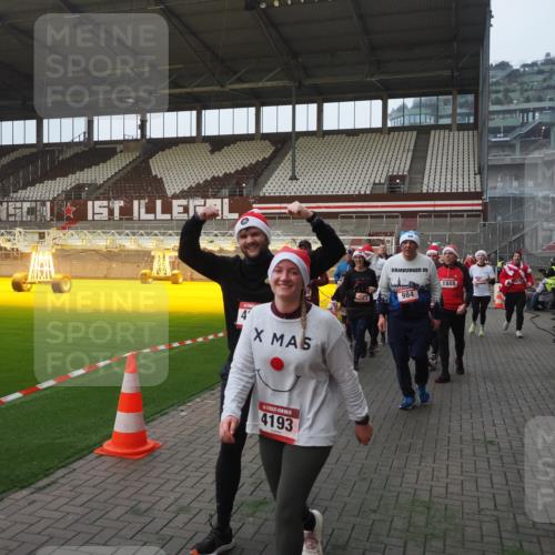07.12.2025 - St. Pauli X-Mass-Run No. 15 Fabian Wolf http://msf.ph/oto/9370559 07.12.2025 10:03:36 Ziel 213, 214, 358, 940, 984, 1023, 1263, 1264, 1484, 1486, 1506, 1888, 2002, 2380, 3334, 4193, 4239, 4660, 4667, 4679, 4680 meine-sportfotos.de