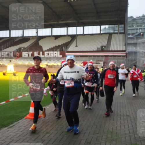 07.12.2025 - St. Pauli X-Mass-Run No. 15 Fabian Wolf http://msf.ph/oto/9370566 07.12.2025 10:03:38 Ziel 185, 213, 214, 358, 940, 984, 1023, 1263, 1264, 1484, 1486, 1506, 1888, 2002, 2366, 2380, 3334, 3734, 4193, 4239, 4660, 4667, 4679, 4680 meine-sportfotos.de