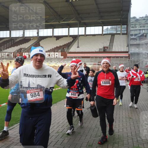 07.12.2025 - St. Pauli X-Mass-Run No. 15 Fabian Wolf http://msf.ph/oto/9370572 07.12.2025 10:03:39 Ziel 185, 213, 214, 358, 399, 940, 984, 1023, 1263, 1264, 1394, 1484, 1486, 1506, 1888, 2002, 2366, 2380, 3334, 3734, 4193, 4239, 4660, 4667, 4679, 4680 meine-sportfotos.de