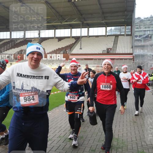 07.12.2025 - St. Pauli X-Mass-Run No. 15 Fabian Wolf http://msf.ph/oto/9370573 07.12.2025 10:03:39 Ziel 185, 213, 214, 358, 399, 940, 984, 1023, 1263, 1264, 1394, 1484, 1486, 1506, 1888, 2002, 2366, 2380, 3334, 3734, 4193, 4239, 4660, 4667, 4679, 4680 meine-sportfotos.de