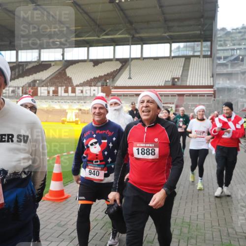 07.12.2025 - St. Pauli X-Mass-Run No. 15 Fabian Wolf http://msf.ph/oto/9370576 07.12.2025 10:03:40 Ziel 185, 213, 214, 358, 399, 940, 984, 1023, 1263, 1264, 1307, 1394, 1425, 1484, 1486, 1506, 1888, 2002, 2366, 2380, 3334, 3734, 4193, 4239, 4660, 4667, 4679, 4680 meine-sportfotos.de