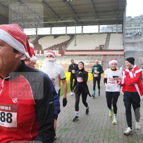 07.12.2025 - St. Pauli X-Mass-Run No. 15 Fabian Wolf http://msf.ph/oto/9370580 07.12.2025 10:03:41 Ziel 185, 213, 214, 358, 399, 940, 984, 1023, 1263, 1264, 1307, 1394, 1425, 1506, 1888, 2002, 2366, 2380, 3334, 3734, 4193, 4239, 4660, 4667, 4679, 4680 meine-sportfotos.de