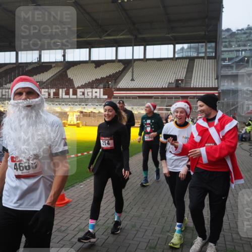 07.12.2025 - St. Pauli X-Mass-Run No. 15 Fabian Wolf http://msf.ph/oto/9370584 07.12.2025 10:03:41 Ziel 185, 213, 214, 358, 399, 940, 984, 1023, 1263, 1264, 1307, 1394, 1425, 1506, 1888, 2002, 2366, 2380, 3334, 3734, 4193, 4239, 4660, 4667, 4679, 4680 meine-sportfotos.de