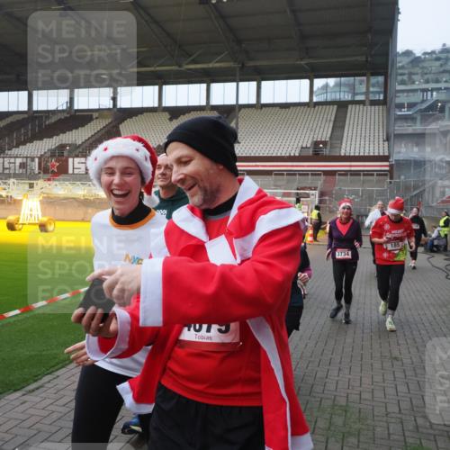 07.12.2025 - St. Pauli X-Mass-Run No. 15 Fabian Wolf http://msf.ph/oto/9370591 07.12.2025 10:03:43 Ziel 185, 213, 214, 358, 399, 940, 984, 1023, 1263, 1264, 1307, 1394, 1425, 1506, 1888, 2002, 2366, 2380, 3334, 3734, 4660, 4667, 4679, 4680 meine-sportfotos.de
