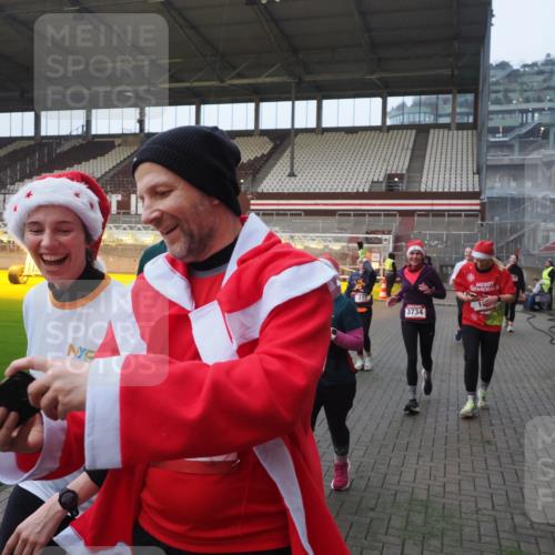 07.12.2025 - St. Pauli X-Mass-Run No. 15 Fabian Wolf http://msf.ph/oto/9370592 07.12.2025 10:03:43 Ziel 185, 213, 214, 358, 399, 940, 984, 1023, 1263, 1264, 1307, 1394, 1425, 1506, 1888, 2002, 2366, 2380, 3334, 3734, 4660, 4667, 4679, 4680 meine-sportfotos.de