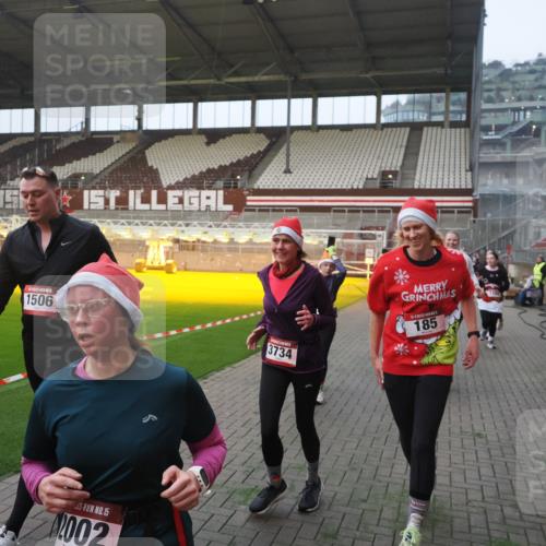 07.12.2025 - St. Pauli X-Mass-Run No. 15 Fabian Wolf http://msf.ph/oto/9370598 07.12.2025 10:03:44 Ziel 185, 213, 214, 358, 399, 940, 984, 1023, 1263, 1264, 1307, 1394, 1425, 1506, 1888, 2002, 2366, 2380, 3334, 3734, 4660, 4667, 4679, 4680 meine-sportfotos.de