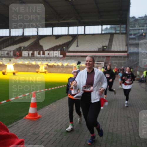 07.12.2025 - St. Pauli X-Mass-Run No. 15 Fabian Wolf http://msf.ph/oto/9370605 07.12.2025 10:03:46 Ziel 185, 213, 214, 358, 399, 940, 1023, 1263, 1264, 1307, 1394, 1425, 1506, 1888, 2002, 2366, 2380, 3334, 3734, 4660, 4667, 4679, 4680 meine-sportfotos.de