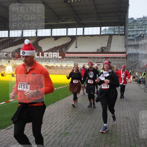 07.12.2025 - St. Pauli X-Mass-Run No. 15 Fabian Wolf http://msf.ph/oto/9370621 07.12.2025 10:03:58 Ziel 399, 626, 628, 709, 1027, 1028, 1307, 1394, 1425, 1906, 2110, 2112, 3198, 3337, 3340, 3359, 3519, 4151 meine-sportfotos.de