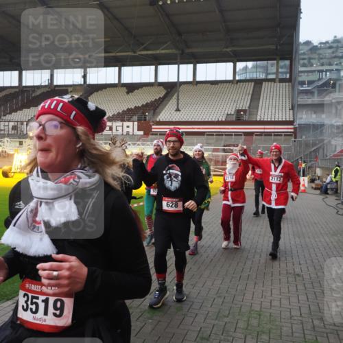 07.12.2025 - St. Pauli X-Mass-Run No. 15 Fabian Wolf http://msf.ph/oto/9370627 07.12.2025 10:03:59 Ziel 399, 626, 628, 709, 1027, 1028, 1307, 1394, 1425, 1906, 2110, 2112, 3198, 3337, 3340, 3359, 3519, 4151 meine-sportfotos.de