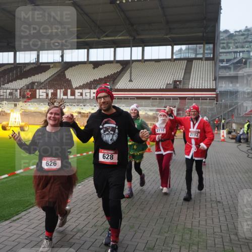 07.12.2025 - St. Pauli X-Mass-Run No. 15 Fabian Wolf http://msf.ph/oto/9370629 07.12.2025 10:03:59 Ziel 399, 626, 628, 709, 1027, 1028, 1307, 1394, 1425, 1906, 2110, 2112, 3198, 3337, 3340, 3359, 3519, 4151 meine-sportfotos.de